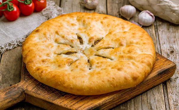 Скидка на Сытные осетинские или сладкие пироги, а также пицца от пекарни «ИрПирог». Скидка до 73%