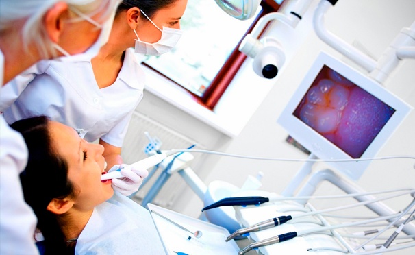 Скидка на Ультразвуковая чистка зубов, процедура Air Flow, отбеливание Amazing-White, Zoom 4, BELLE и отбеливание нового поколения Opalescence Boost в стоматологической клинике White-Smille. Скидка до 79%