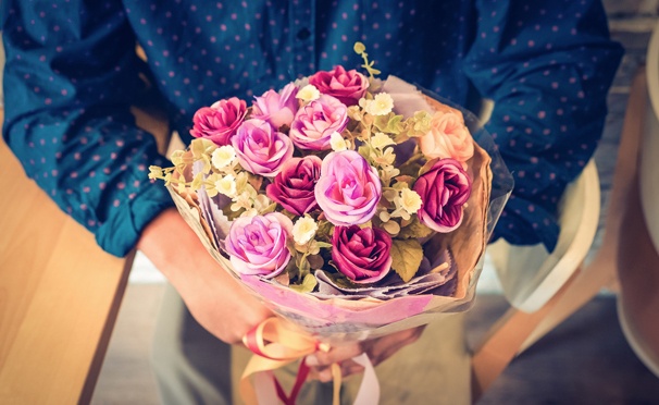 Скидка на Букеты роз, ирисов, хризантем, тюльпанов в дизайнерской, крафт-бумаге и в шляпных коробках от компании Flowers Butik. Скидка до 70%