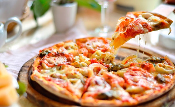 Скидка на Счастье для гурманов! Скидка 55% на все виды пиццы от службы доставки Pizza4 + бесплатная доставка и напиток в подарок! 