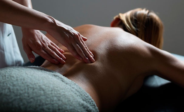 Скидка на Классический, антицеллюлитный или лимфодренажный массаж, а также массаж спины в студии красоты «Матрешка». Скидка до 52%