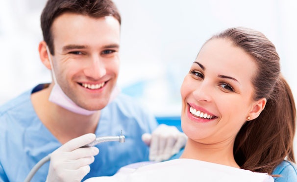 Скидка на УЗ-чистка зубов с AirFlow, отбеливание Zoom-4, Dental Project Sensitive, брекеты, лечение кариеса или удаление зуба, установка коронок, имплантатов, виниров и не только в клинике Dental Project. Скидка до 93%