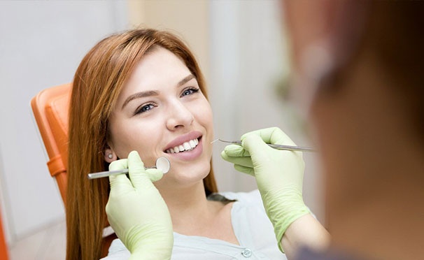 Скидка на Стоматология в клинике «Денталия»: УЗ-чистка зубов с чисткой Air Flow, отбеливание Amazing White и лечение кариеса. Скидка до 72%