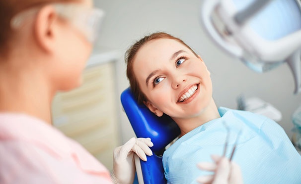 Скидка на Лечение кариеса + установка пломбы, а также УЗ-чистка зубов с Air Flow, полировкой и шлифовкой в стоматологической клинике «Практик-дент» со скидкой до 63%