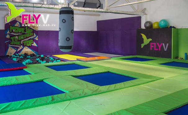 Скидка на ​1​ ​или 2​ ​часа​ ​свободных прыжков на батутах, а также индивидуальные и групповые занятия акробатикой и фитнесом в будни и выходные в батутном центре FlyV. Скидка до 50%