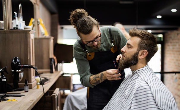 Скидка на Коррекция бороды и мужская стрижка в барбершопе Mac Barber. Скидка 50%