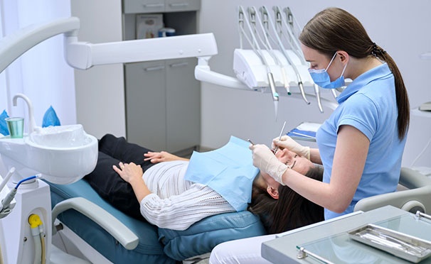Скидка на Скидка до 61% на гигиену полости рта, УЗ-чистку зубов и лечение кариеса в клинике «Аквамарин»