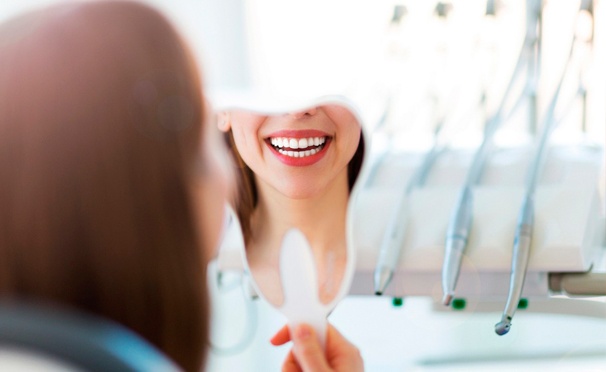 Скидка на Ультразвуковая чистка зубов, чистка Air Flow, отбеливание зубов по технологии Zoom 4, лечение кариеса любой сложности или эстетическая реставрация зубов в стоматологии «Денти Квик». Скидка до 86%