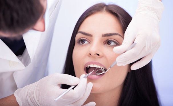 Скидка на УЗ-чистка зубов, Air Flow и лечение кариеса с установкой светоотверждаемой пломбы в клинике эстетической стоматологии «Орис-плюс». Скидка до 50%