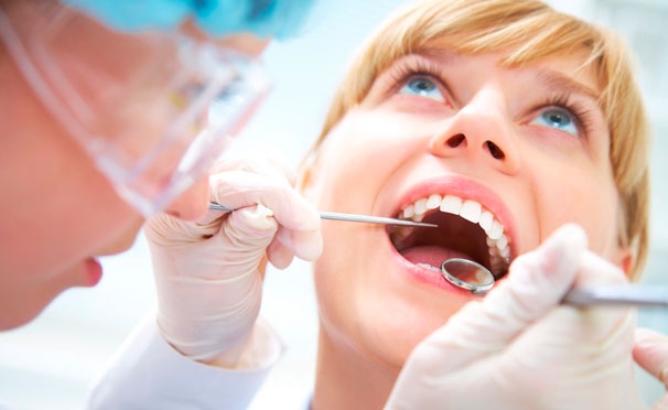Скидка на Профессиональная ультразвуковая чистка зубов с Air Flow, лечение кариеса с установкой светоотверждаемой пломбы или эстетическая реставрация зубов в стоматологии «Премьер дентал». Скидка до 92%