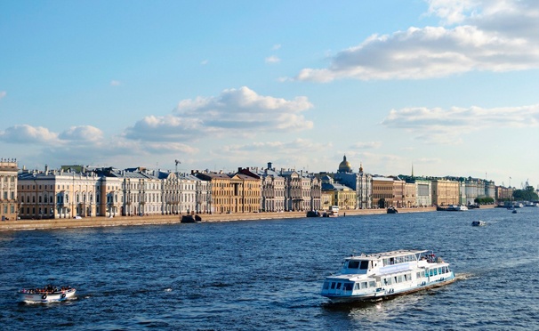 Скидка на Прогулка на теплоходе по рекам и каналам Санкт-Петербурга для одного, двоих или четверых от компании «Мечта». Скидка до 58%