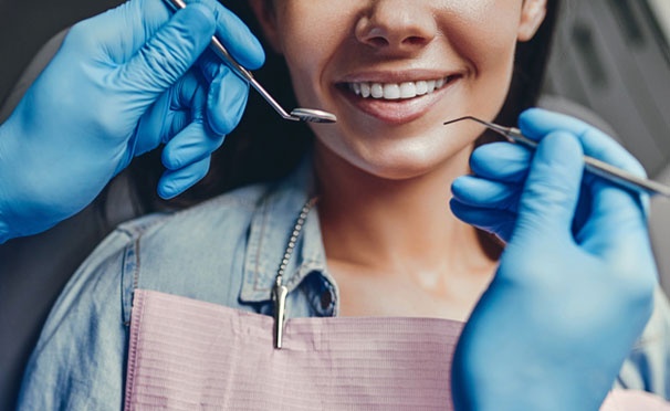 Скидка на Лечение кариеса + установка пломбы, а также комплексная профессиональная гигиена полости рта в стоматологической клинике «Практик-дент» со скидкой до 63%