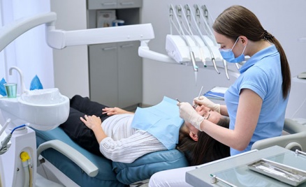 Чистка зубов и лечение кариеса