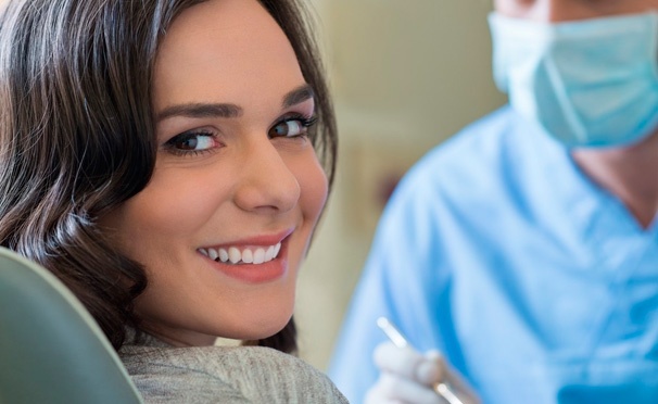 Скидка на УЗ-чистка зубов, AirFlow, профессиональное отбеливание Zoom 2, лечение кариеса и установка светоотверждаемой пломбы в стоматологии «Аскон». Скидка до 90%