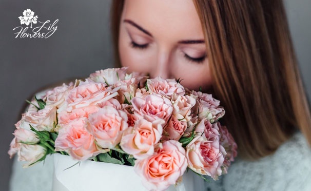 Скидка на Букеты голландских роз в крафте, конусной сумке, шляпной коробке или осенних хризантем от цветочного бутика Lily flowers. Скидка до 58%