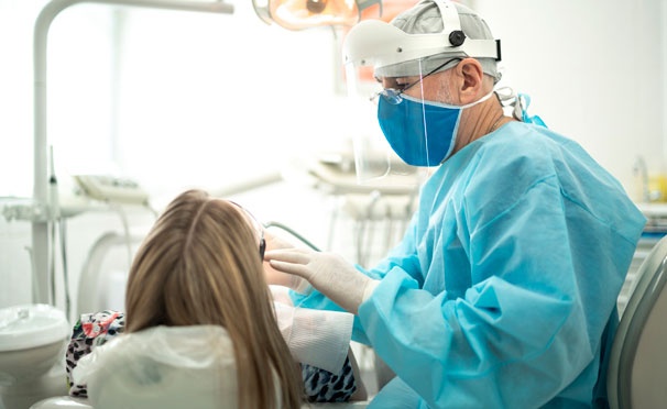 Скидка на Лечение кариеса + пломба, установка винира или коронки, отбеливание и УЗ-чистка зубов с Air Flow в стоматологической клинике «Альфа-Дент». Скидка до 88%