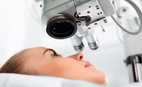 Скидка на Лазерная коррекция зрения двух глаз методом Lasik или ультразвуковая операция катаракты одного глаза в центре «Микрохирургии глаза» со скидкой до 57%