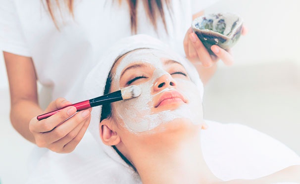Скидка на Пилинг на выбор, испанский массаж, УЗ-чистка и другие процедуры по уходу за кожей лица от косметолога Людмилы Давыдовой. Скидка до 87%