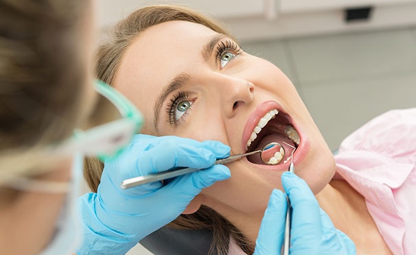 Скидка на Ультразвуковая чистка + Air Flow, полировка и фторирование зубов в стоматологической клинике «Дэнталюкс». Скидка 82%