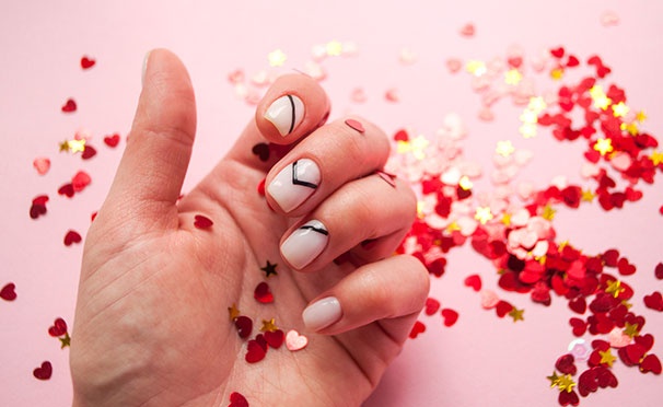 Скидка на Маникюр и педикюр с покрытием гель-лаком, наращивание ногтей в студии красоты BVG. Скидка до 72%