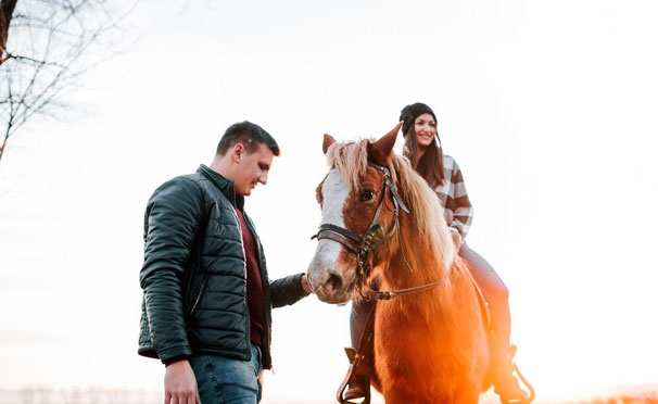 Скидка на 4-часовой конный поход для одного или двоих, романтическая прогулка от конного двора «Космос». Скидка до 59%