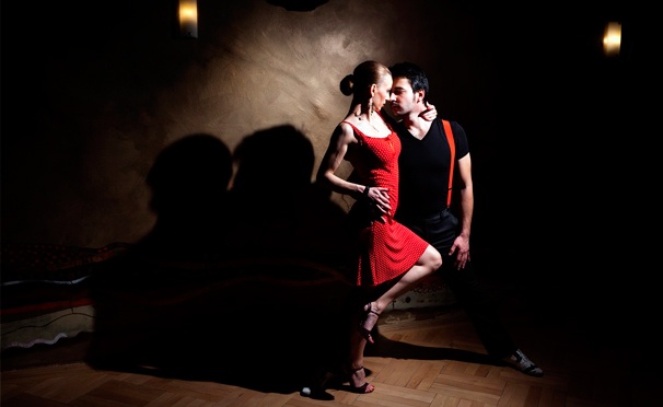 Скидка на Аргентинское танго: 8 занятий или 12 занятий в «Танго-студии Влады Захаровой». Танец, который манит, увлекает, завораживает и покоряет навсегда! Скидка до 78%