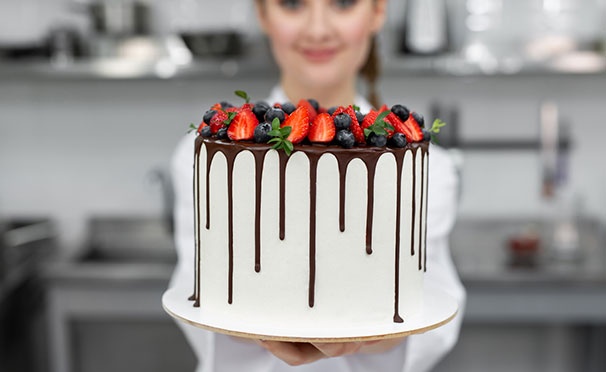 Скидка на Скидка 50% на изготовление торта из каталога или по собственному эскизу от кондитерской мастерской Cherry-Berry