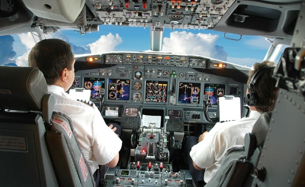 Скидка на 30 или 60 минут виртуального пилотирования на динамических авиатренажерах в центре FMX_Aero со скидкой до 71%