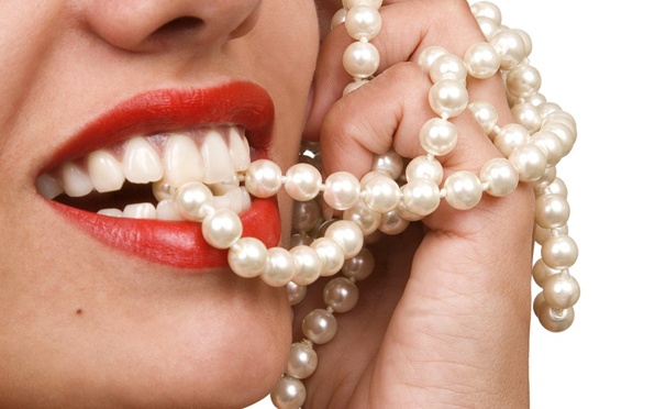 Скидка на Профессиональная чистка зубов Air Flow и отбеливание Amazing White в стоматологической клинике «Дентал Студио». Скидка до 93%