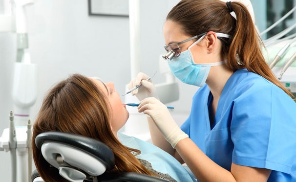 Скидка на УЗ-чистка зубов с чисткой Air Flow и лечение кариеса в стоматологической клинике «Практик-дент». Скидка до 66%
