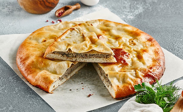 Скидка на Осетинские пироги с мясом, сыром, грибами и не только, а также ароматная пицца от пекарни «Пироги Табу». Скидка до 60%