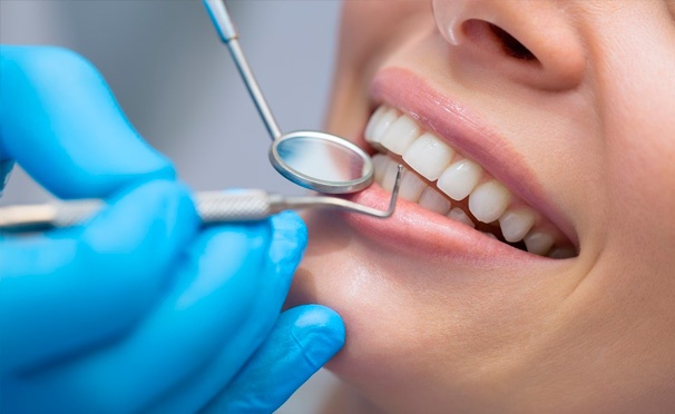 Скидка на Лечение кариеса, установка светоотверждаемой пломбы, УЗ-чистка зубов, отбеливание Air-Flow и эстетическое восстановление передних зубов в многопрофильной стоматологической клинике «Домини дент» со скидкой до 88%